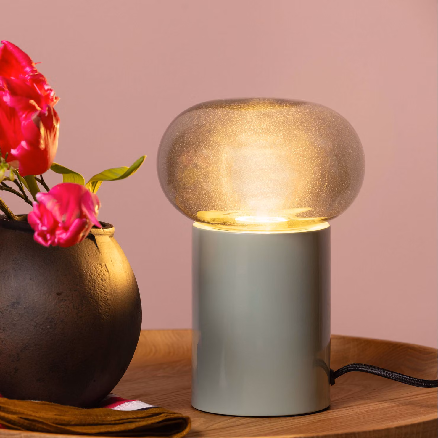 BRILLIANT lampada da tavolo verde con vetro fumé KNUT | 22 cm di altezza | E27 | verde | metallo/vetro
