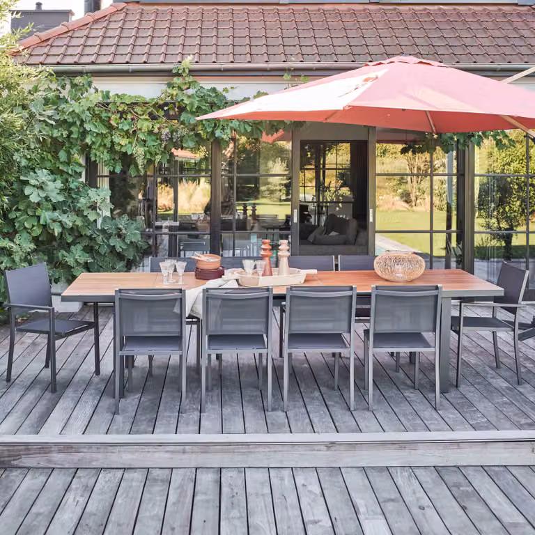 Tavolo da giardino con 8 sedie e 2 poltrone in legno - Oviala Melbourne