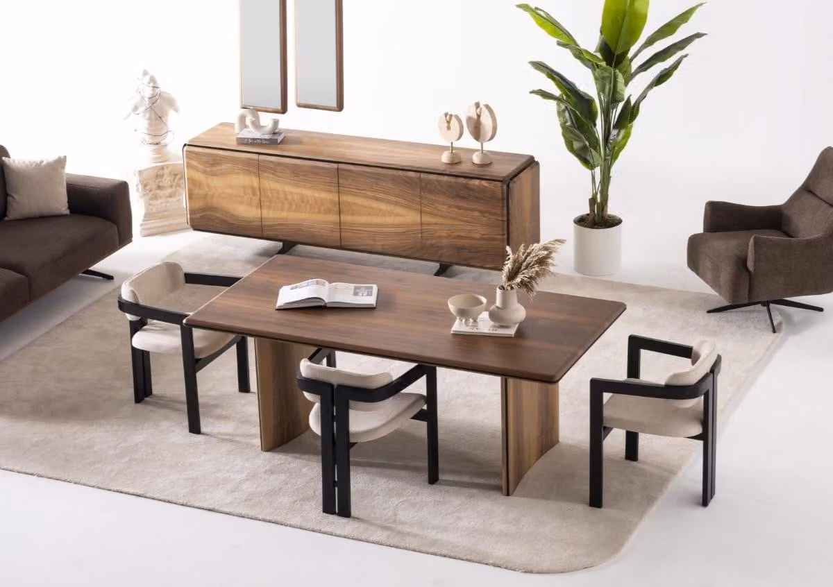 Elegantes braunes Esstisch- und Stuhlset aus Holz für modernes