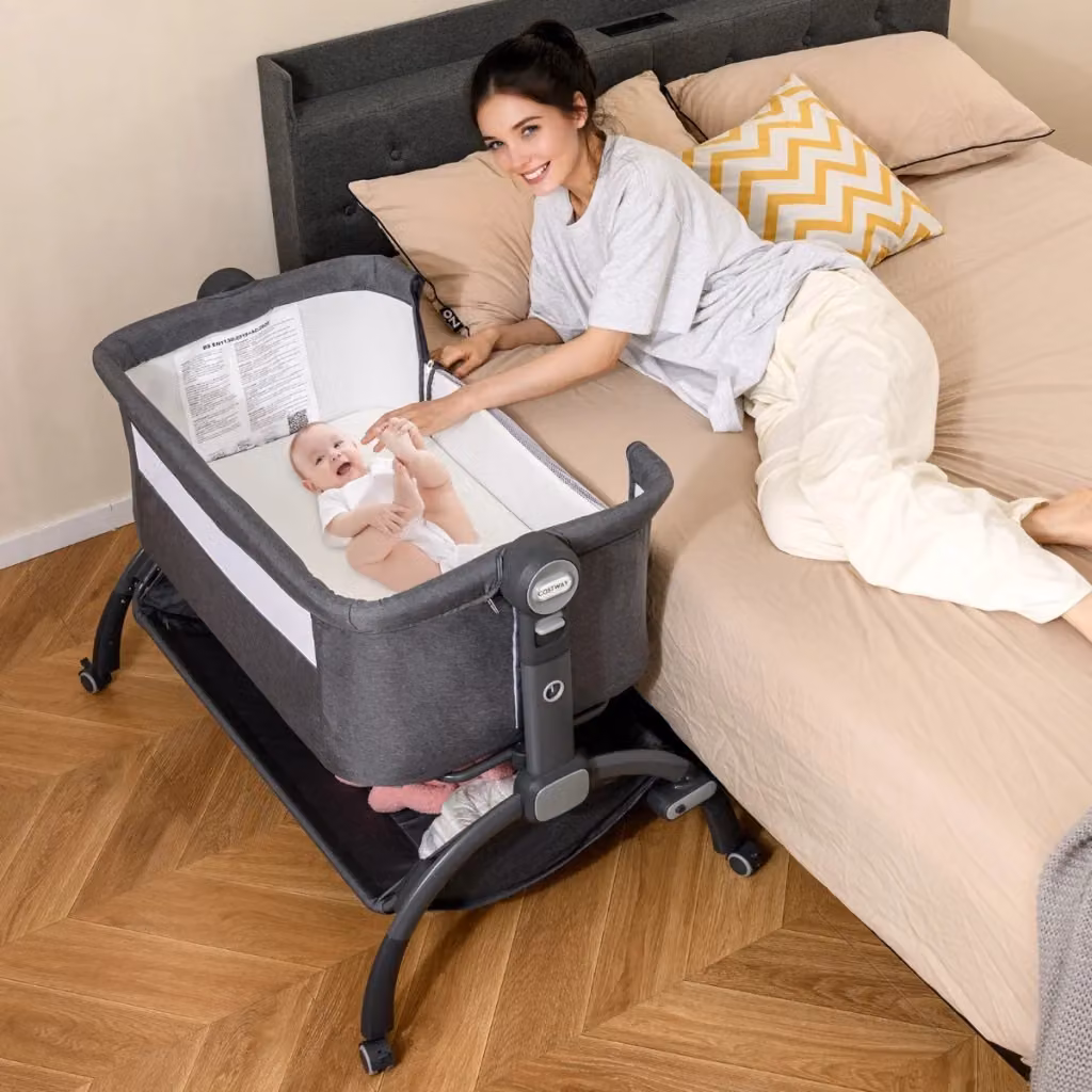Lettino affiancato co-sleeper per neonati con regolazione in altezza a 7 livelli, culla con struttura in metallo, vani portaoggetti laterali e supporto per baldacchino, Grigio – 2