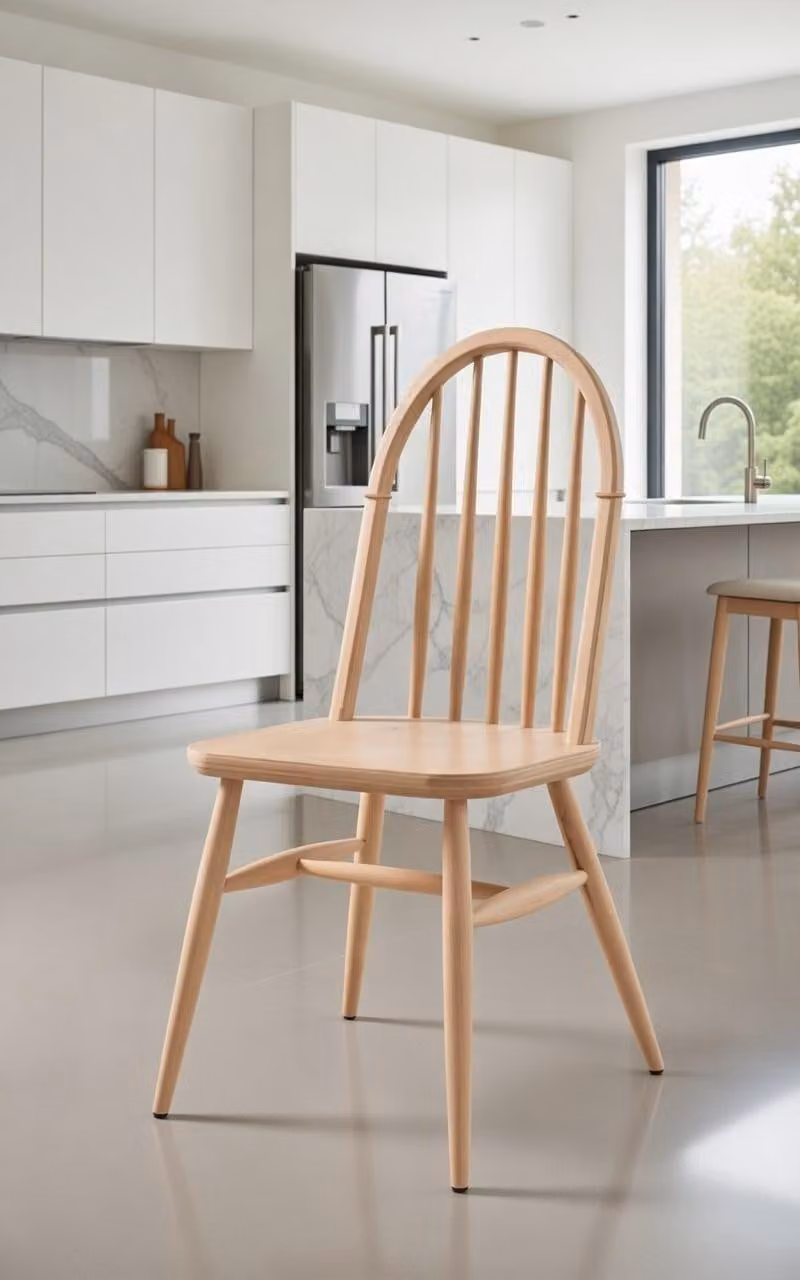 Elegante sedia in legno beige con schienale ergonomico per il massimo comfort