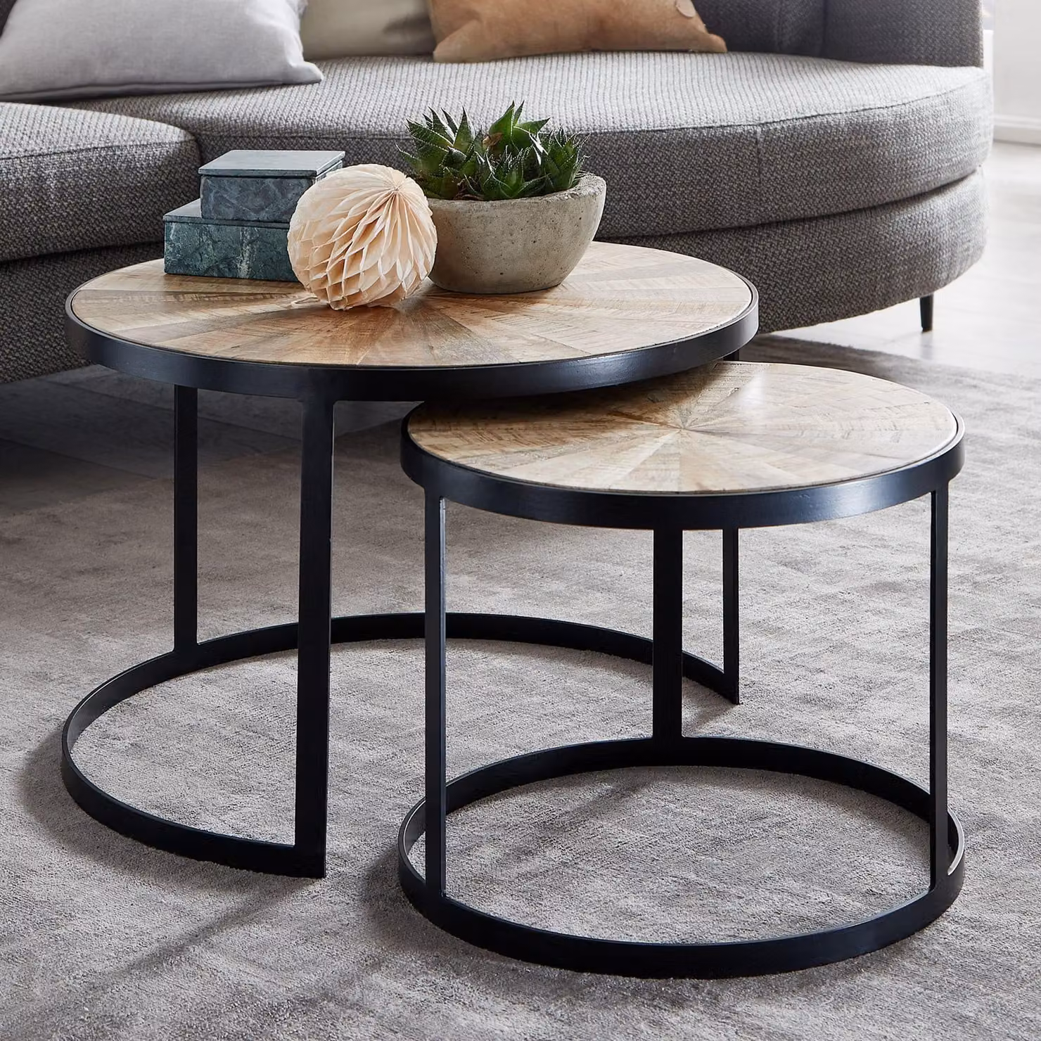 FineBuy set di 2 tavolini in legno massiccio di mango tavolino da salotto rotondo con gambe in metallo marrone set di tavolini 2 pezzi tavolino da caffè legno / metallo nero