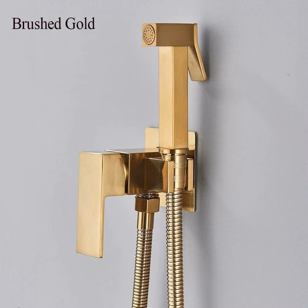 Set completo per bagno: WC, bidet e doccia. Miscelatore monocomando da parete. Rubinetto per acqua calda e fredda. Installazione monoblocco. Pistola a spruzzo con sistema di potenziamento della pressione. Finitura dorata spazzolata