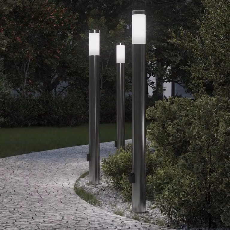 Set di 3 lampioni a colonnina vidaXL in acciaio inox color argento con presa elettrica, altezza: 110 cm, protezione IP44 per giardino e terrazzo