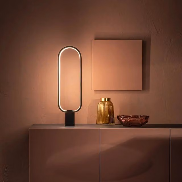 Lampada da tavolo LED Brillante Duzzle con base in marmo bianco e dettagli in metallo – 1