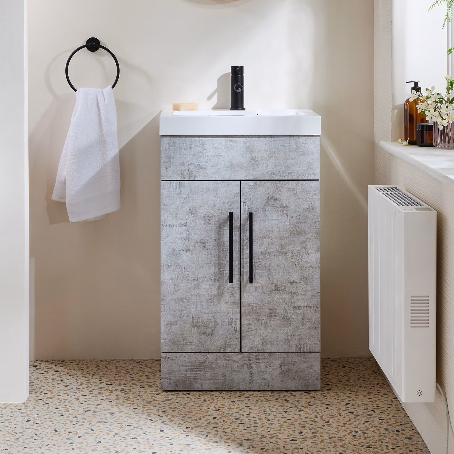 Mobile Bagno a Terra Grigio Cemento da 500mm con Lavabo e Maniglie Nere con Barra a T - Cluo
