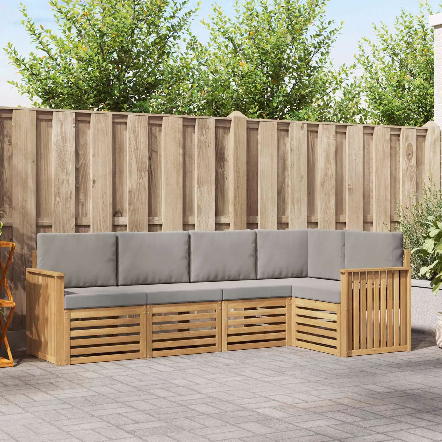 vidaXL Set di divani da esterno a L composto da 5 pezzi in legno di acacia, colore bianco e grigio con cuscini inclusi