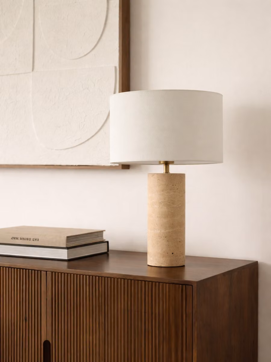 Set di 2 lampade da tavolo Kenay Home in travertino bianco e beige con base in pietra e paralume in tessuto, H 47 cm x L 32 cm – 2
