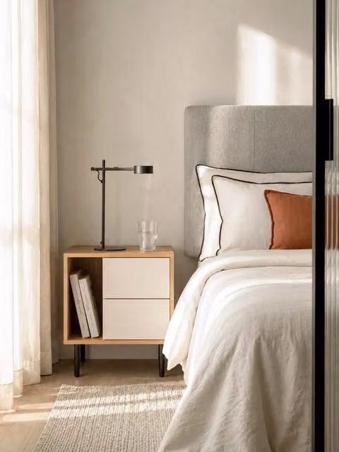 Comodino Zach Kenay Home bianco e naturale con 2 cassetti e struttura in metallo