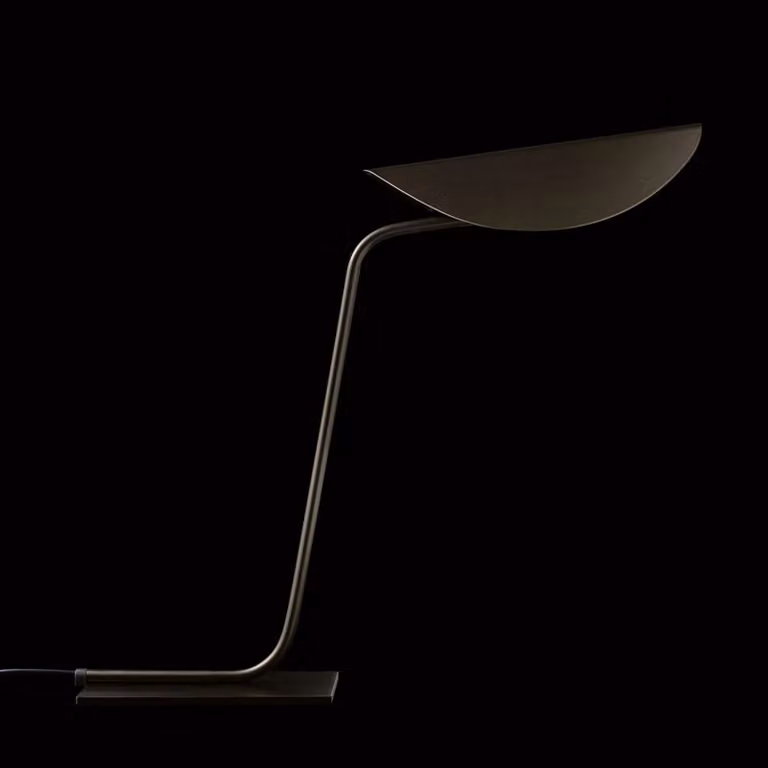 Oluce Lampada da tavolo di design Plume, Bronzo / Ottone antico, Soggiorno / Sala da pranzo, Metallo, Design, Lampada da tavolo