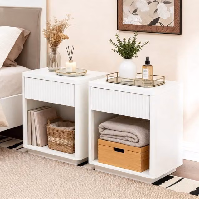 Comodino con Cassetto e Ripiano Aperto, Tavolino Moderno con Design a Onde, Tavolo Laterale in Legno 63,5x38x46,5 cm