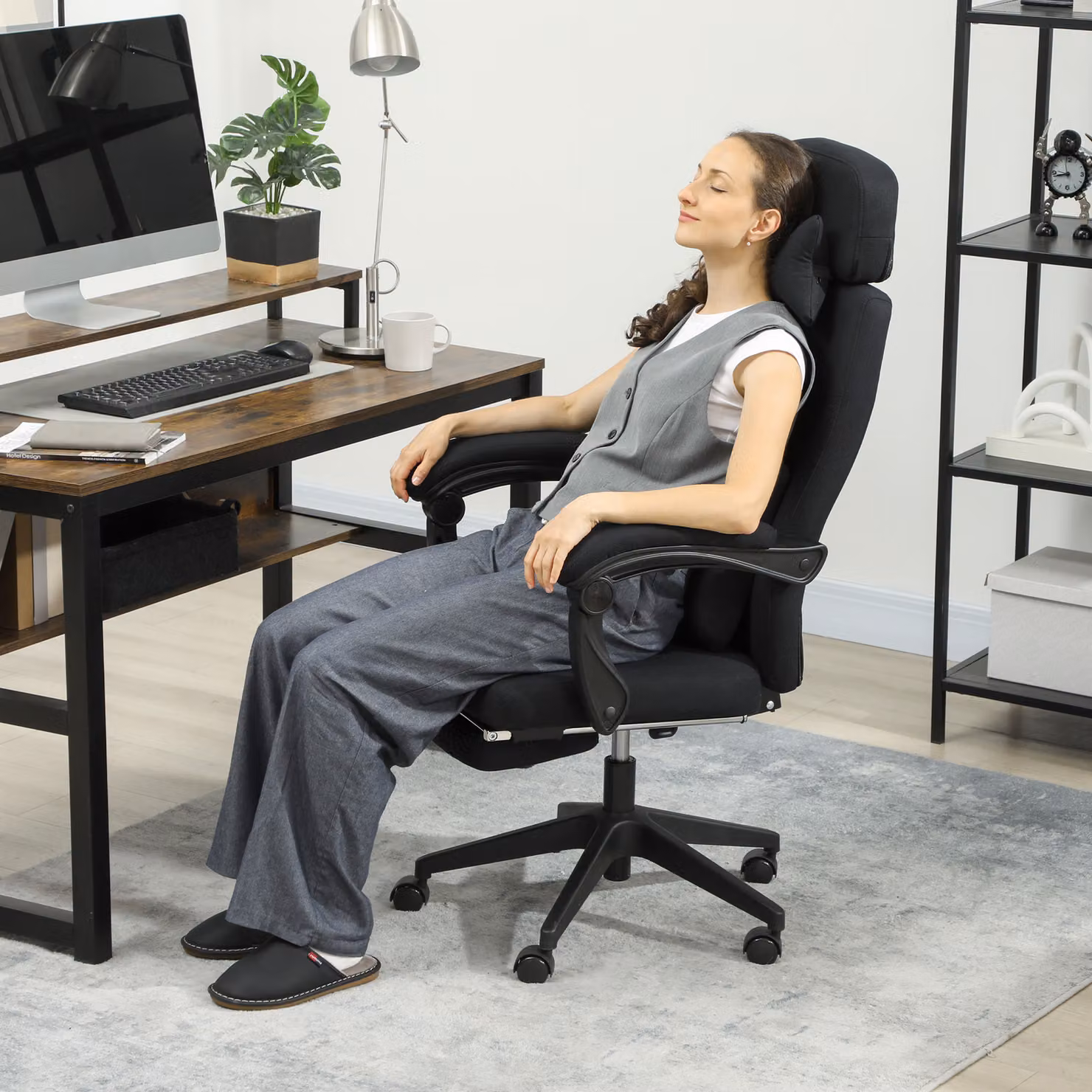 Poltrona da ufficio executive Aosom in lino nero con poggiapiedi, schienale regolabile e ruote a 360 gradi, L: 62 cm, P: 68 cm, H: 127 cm – 2