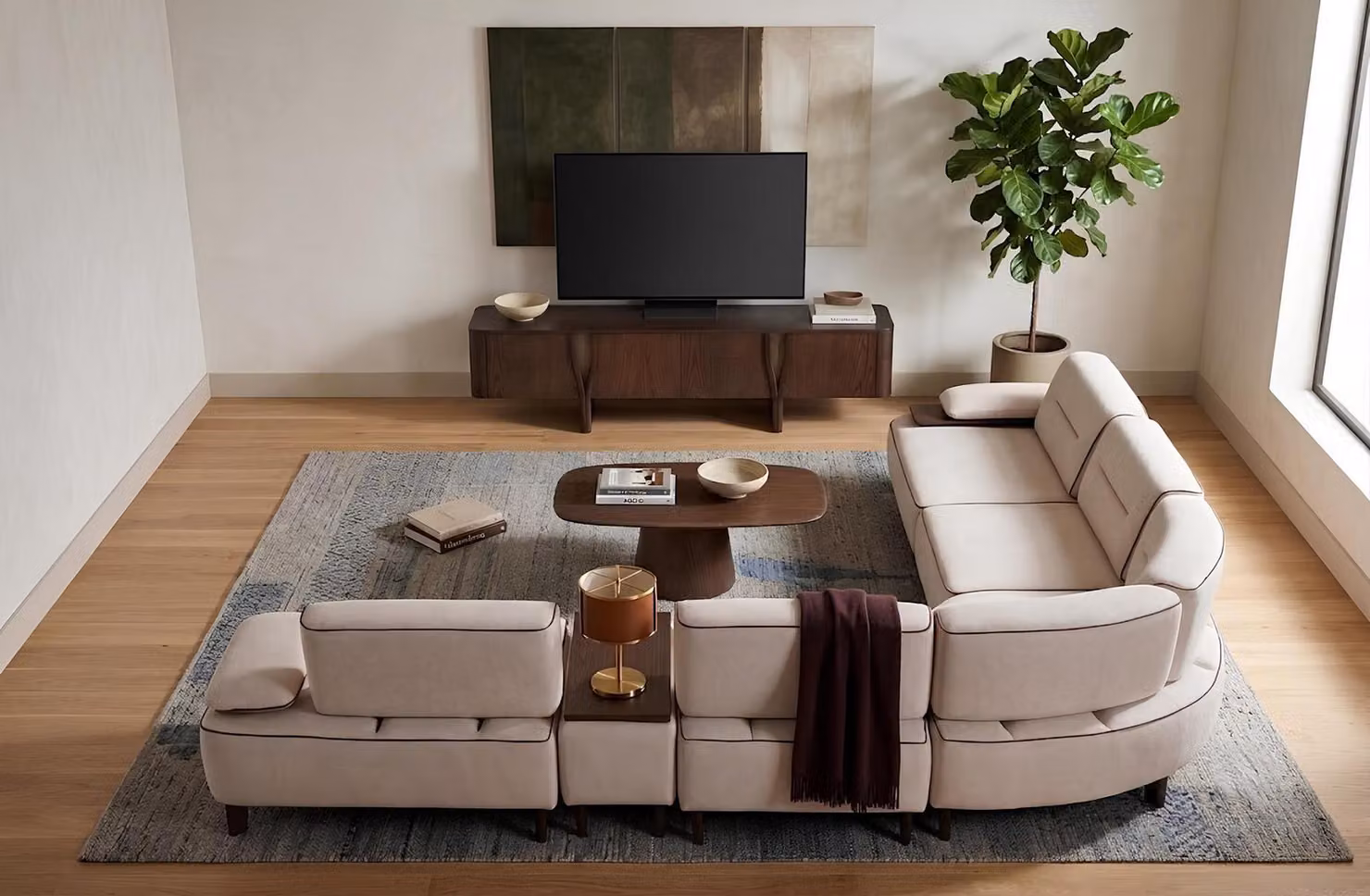 Set soggiorno: divano angolare, tavolino, mobile TV basso. Design moderno, colori bianco e marrone