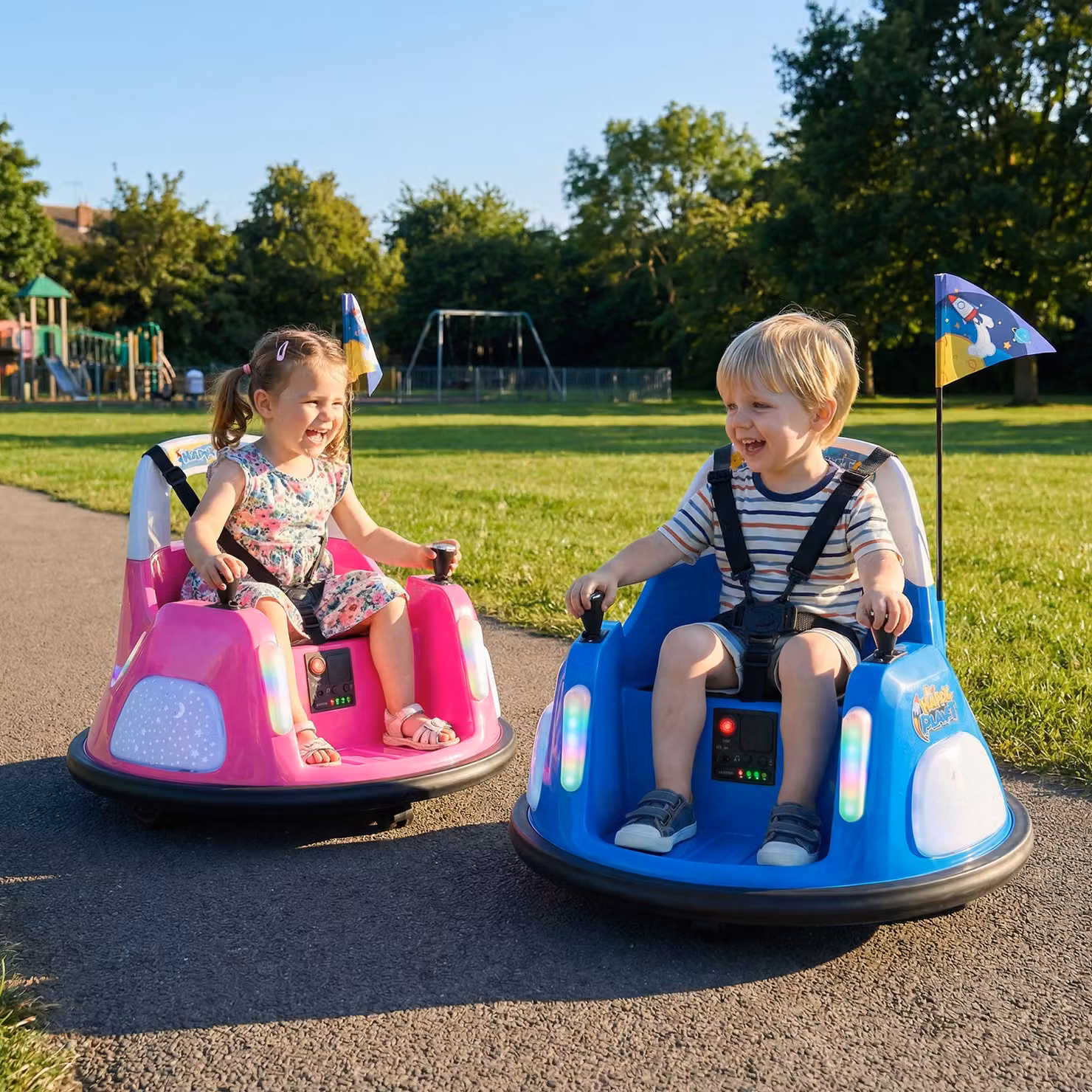 Auto elettrica da corsa Costway per bambini con batteria 12V, luci, effetti sonori e telecomando, rotazione a 360 gradi, colore Blu