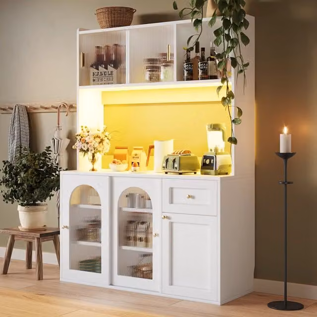 Credenza alta da cucina con ante scorrevoli in vetro ripiani regolabili e LED in MDF e PB bianca 120 × 35 × 167 cm