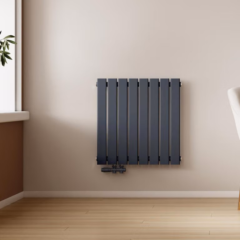 Radiatore EMKE, modello a pannello, design piatto, dimensioni 63 x 61,6 cm, a singolo strato, potenza 438 W, colore antracite