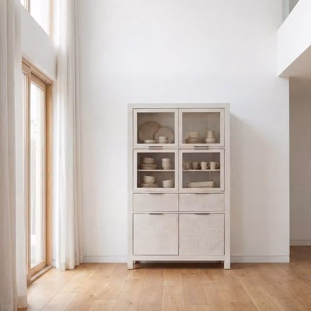 Vetrina Banak in legno e vetro bianco con ante in vetro e cassetti H: 196 cm, L: 108 cm, P: 6 cm