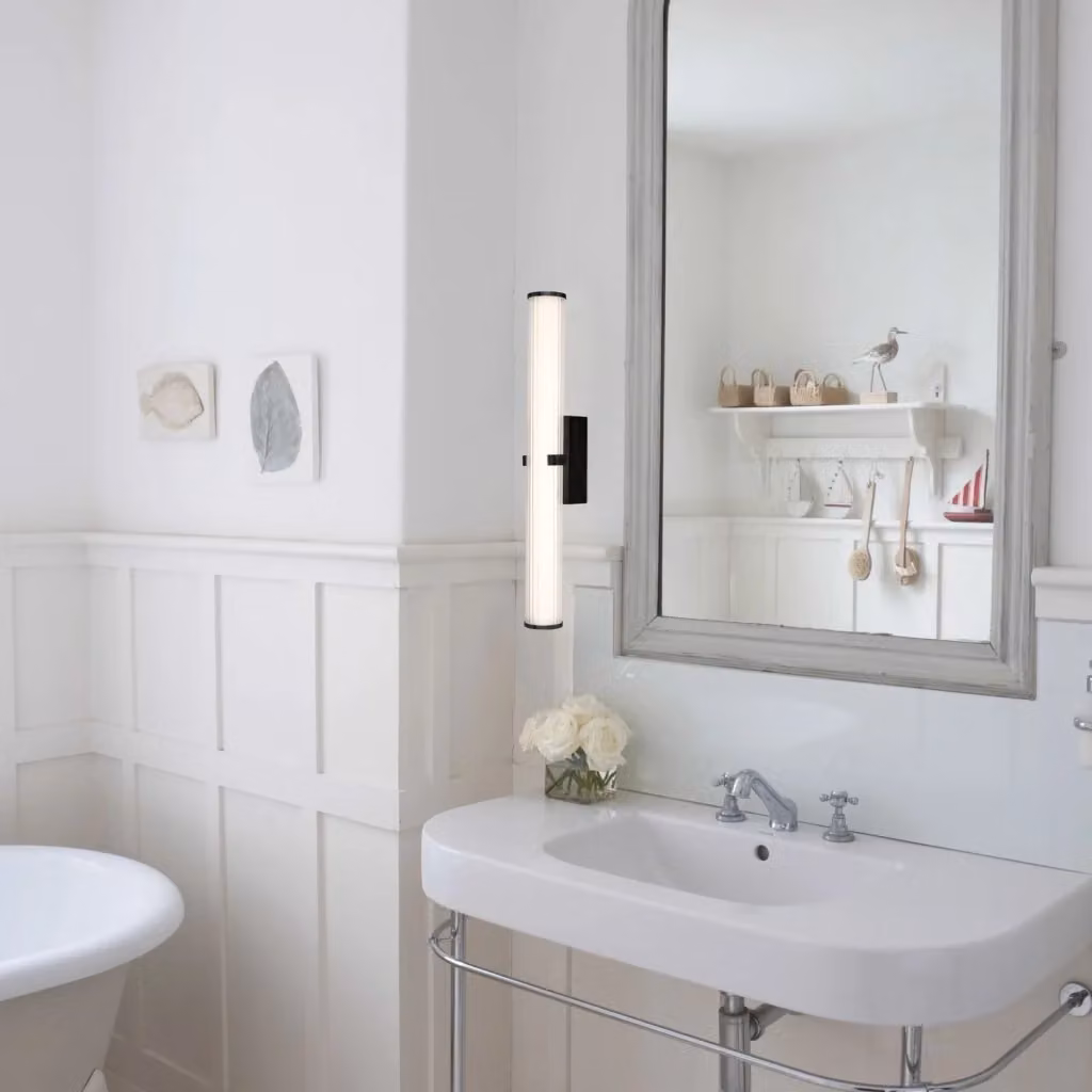Applique Moderna Searchlight con Morsetto in Acciaio Nero e Vetro Bianco con LED da 23W 3000K Luce Bianca Calda – 2