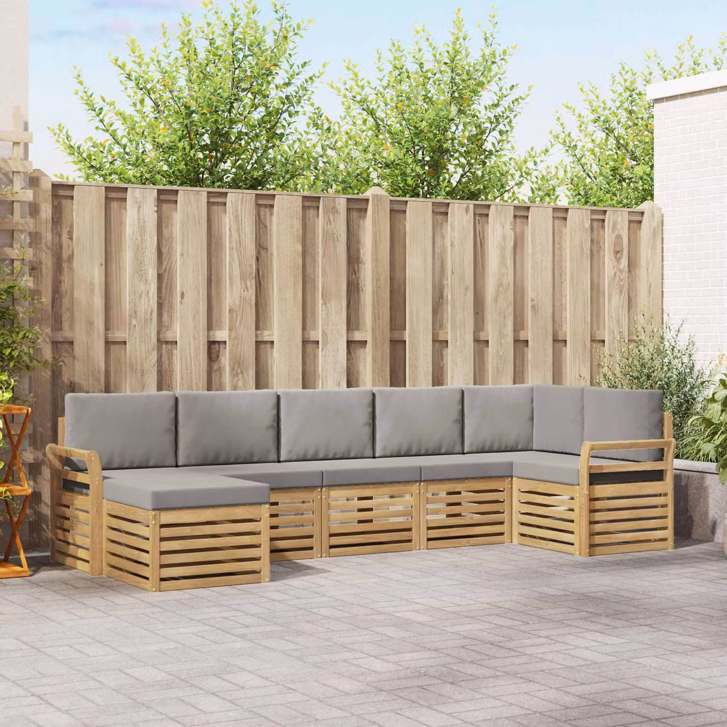 Set di divani da esterno vidaXL a forma di L composto da 7 pezzi in legno di acacia con cuscini, colore bianco e grigio