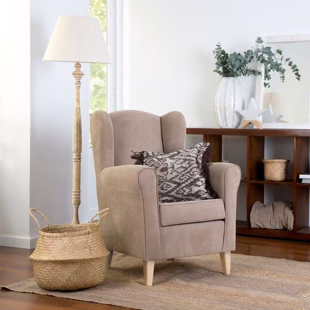 Poltrona da lettura Sami Banak beige con braccioli e struttura in legno