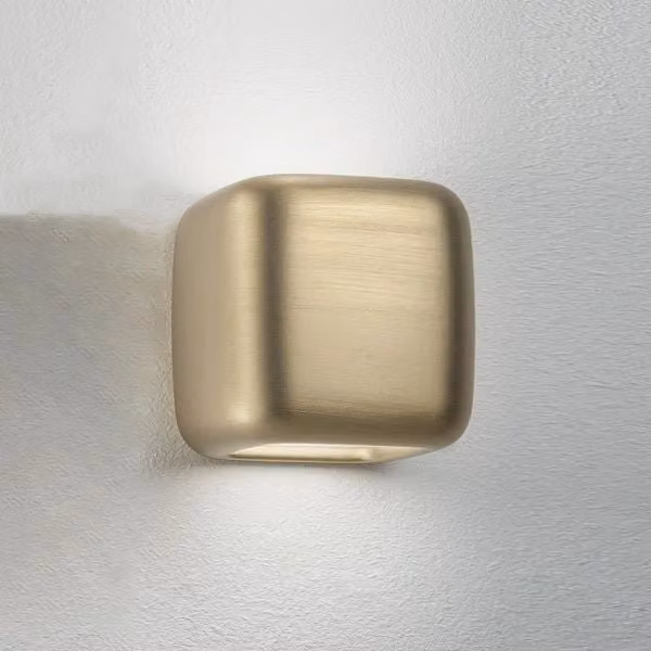 Applique da parete Babol GEA con finitura oro opaco e luce bidirezionale up/down per lampadine GX53