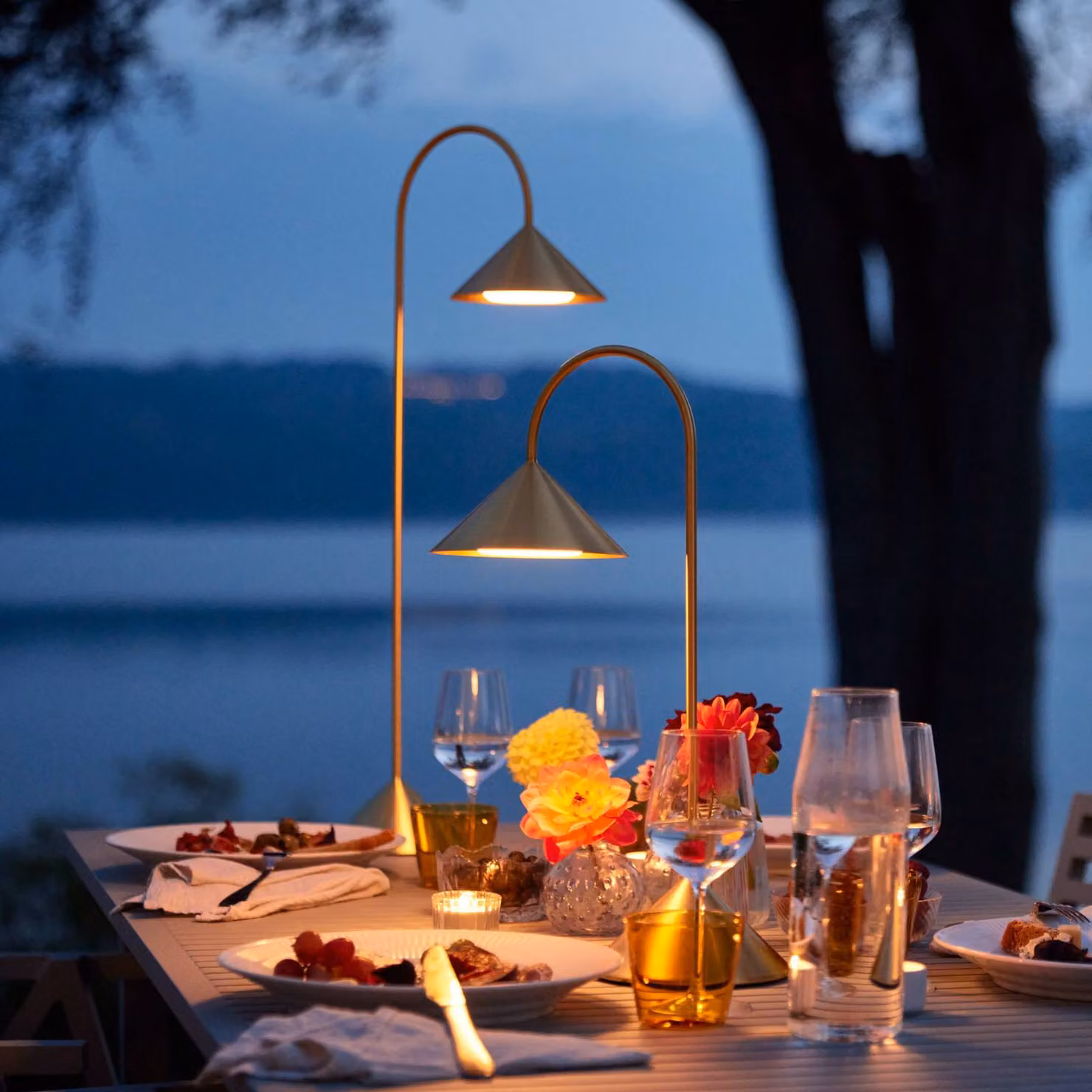 FRANDSEN Lampada LED da tavolo ricaricabile Grasp, color ottone, altezza 47 cm dimmerabile, Ottone / Oro, Metallo, Design