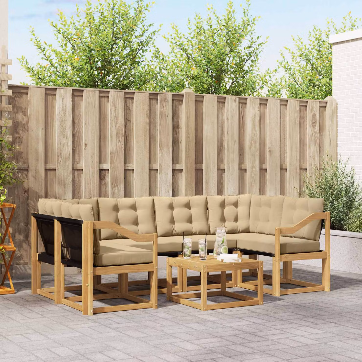 vidaXL Set di divani da esterno a L composto da 7 pezzi in legno di acacia con cuscini beige e bianco