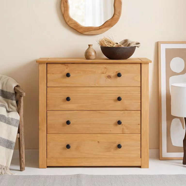 Comò CANCUN in stile rustico in pino massiccio, credenza moderna con 4 cassetti, sideboard con superficie cerata e verniciata.