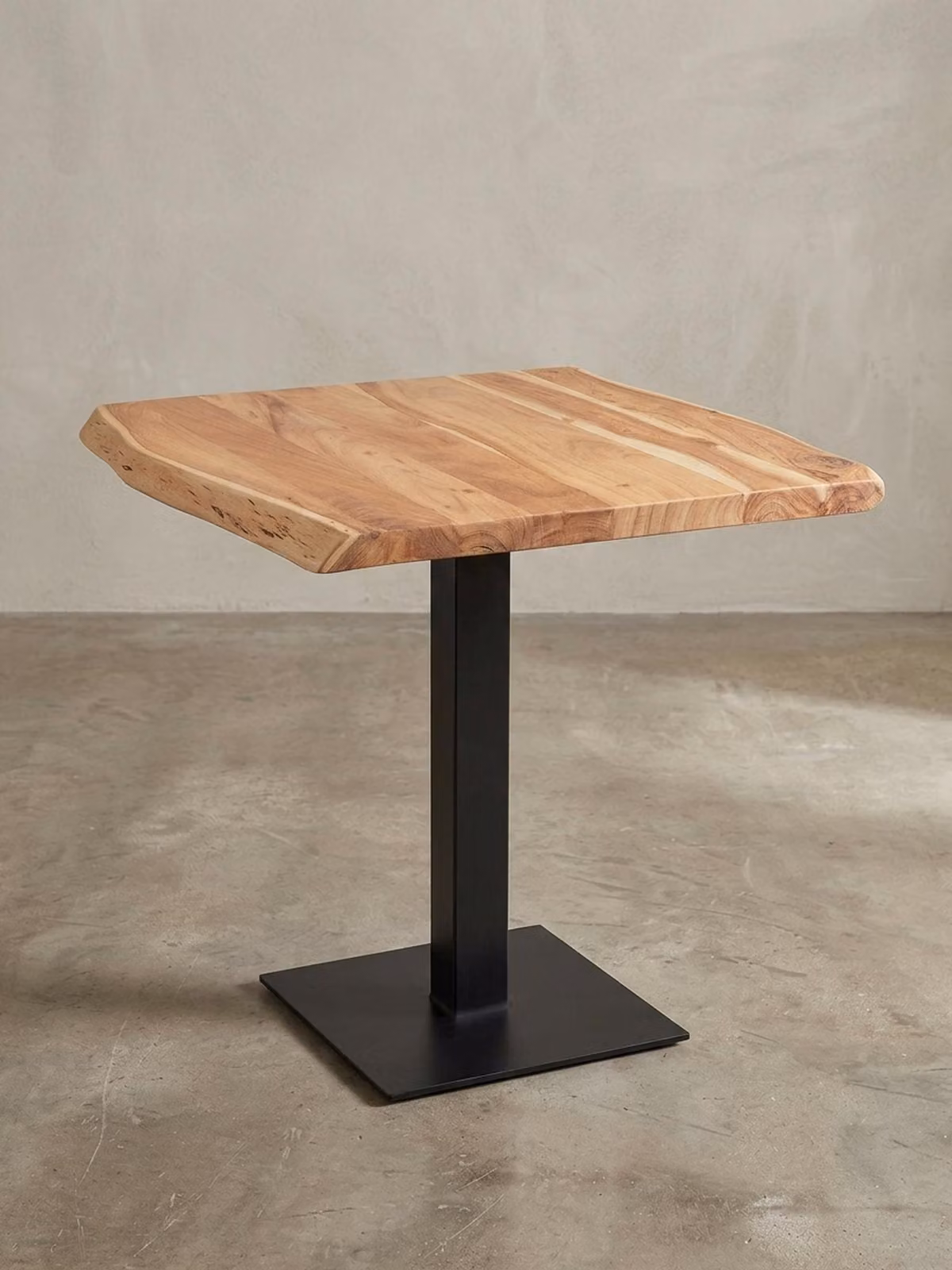 Tavolo in legno massiccio con bordo ad albero quadrato e base in acciaio inox, pezzo unico. 80x75x75 cm | Kadima Design