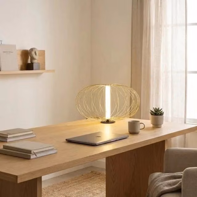 Lampada da tavolo LED Radiante in acciaio e acrilico ottone lucido | Duzzle