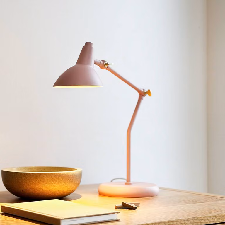 Dyberg Larsen Lampada da scrivania Vela, Violetto / Fucsia / Rosa, Soggiorno / Sala da pranzo, Metallo, Scandinavo, Lampada da tavolo