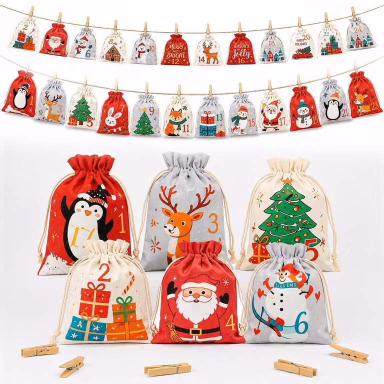 Calendario dell'Avvento da riempire: 24 sacchetti di stoffa, calendario natalizio per bambini con mollette di legno e spago. Colori: rosso, grigio, beige. Dimensioni: 12x15 cm e 13x18 cm