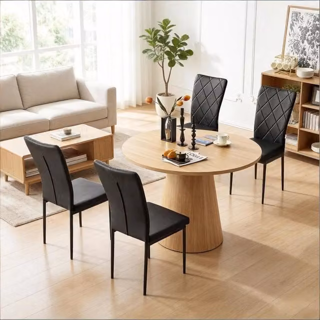 Set di 4 sedie da pranzo MIVRAY con schienale alto imbottito in similpelle nera e struttura in metallo, H 94,5 x L 42 x P 59 cm
