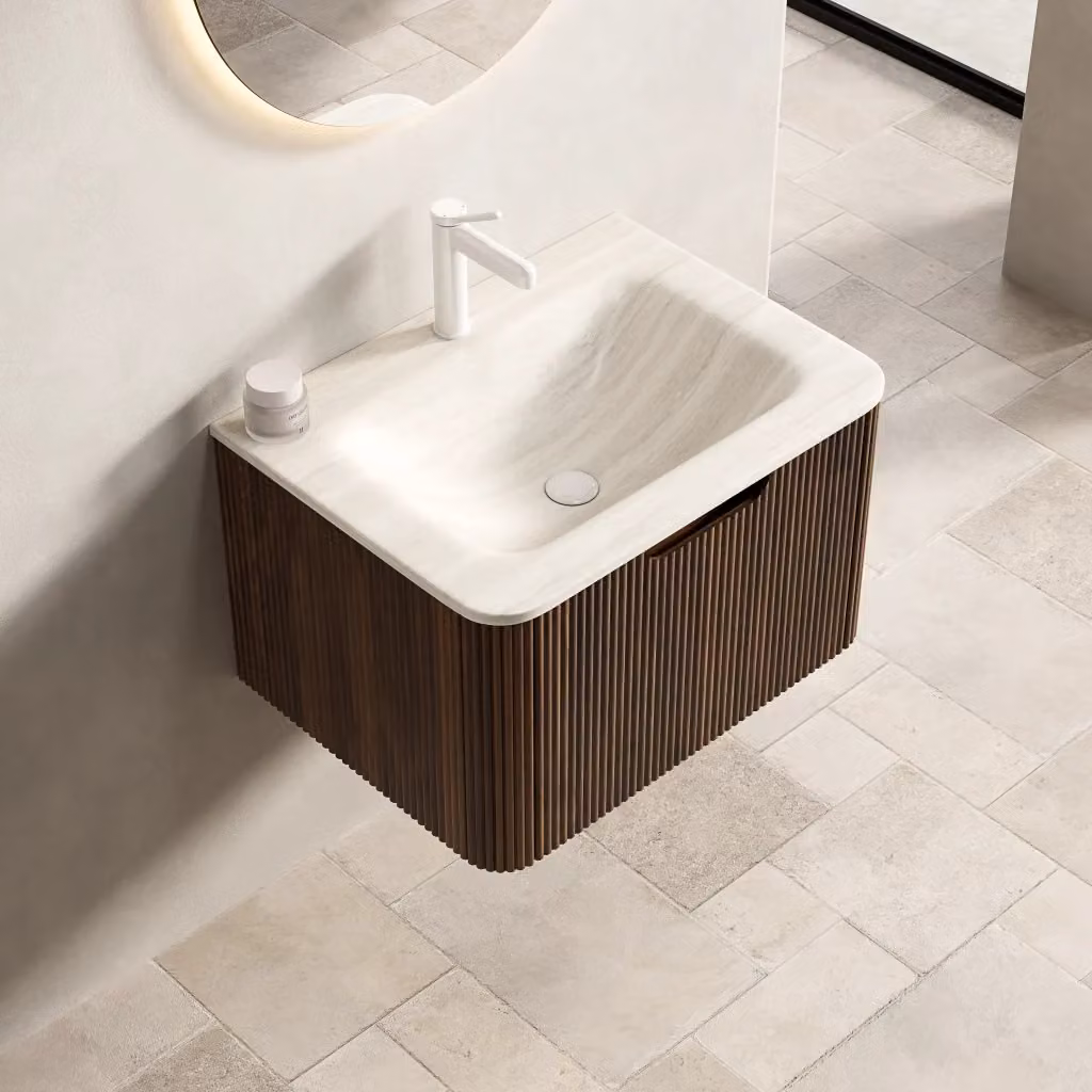 Mobile bagno WISHDOR sospeso con lavabo in pietra sinterizzata effetto travertino, illuminazione LED integrata e cassetti soft-close, colori beige e marrone, L: 68.0 cm, P: 54.0 cm, H: 49.0 cm – 2