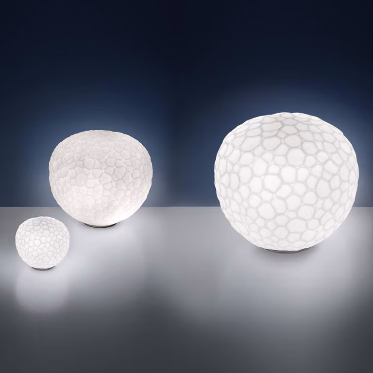 Artemide Lampada da tavolo di design Meteorite, dimmerabile, Bianco / Opale, Soggiorno / Sala da pranzo, Vetro, Design, Lampada da tavolo