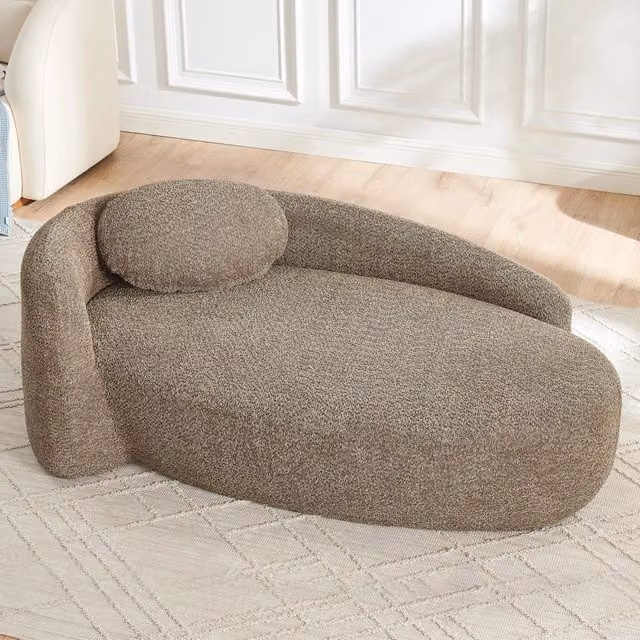 Divano minimalista in tessuto Teddy marrone con design arrotondato e cuscino di supporto