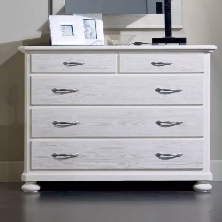 Comodino Como con 5 cassetti in legno di abete bianco spazzolato Mobili 2G L: 118 cm, P: 52 cm, H: 99 cm