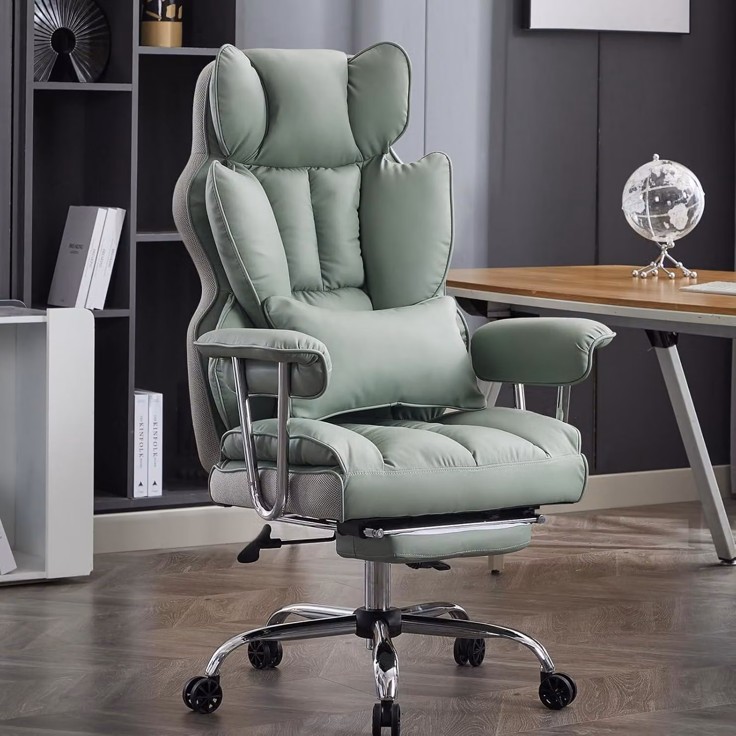 Sedia da ufficio con schienale alto, rivestimento in ecopelle, supporto lombare e poggiapiedi confortevole