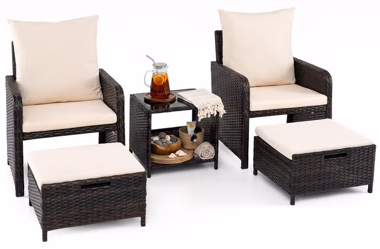 Set di mobili da giardino in rattan sintetico KOMFOTTEU, composto da 5 pezzi: 2 poltrone da giardino con cuscini e poggiapiedi, set per balcone comprensivo di tavolino in rattan e sedie da giardino, set lounge per interni ed esterni (marrone e beige)