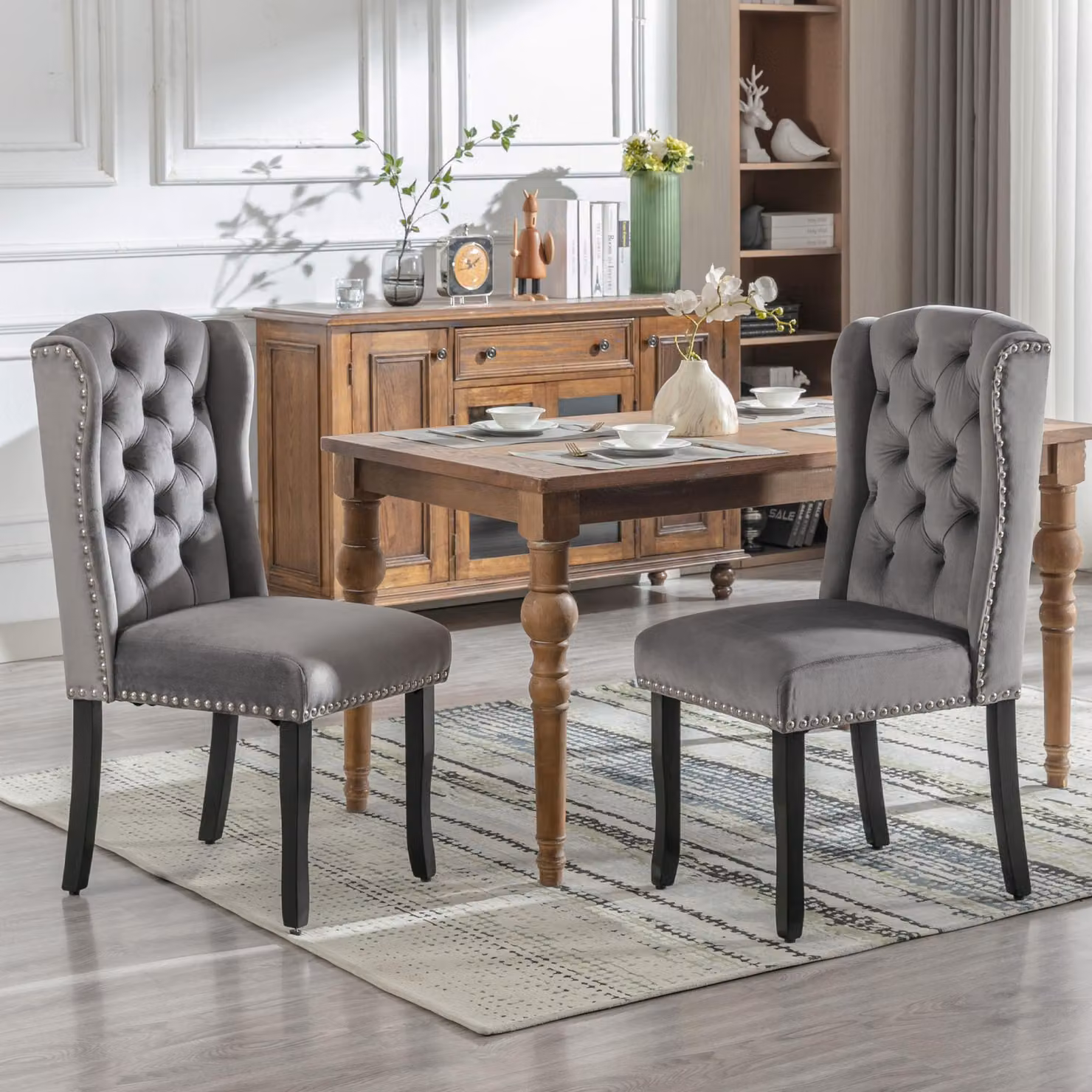 Set di 2 poltrone da pranzo in velluto, con gambe in legno di quercia, dettagli a bottone, finiture cromate e decorazioni a forma di chiodo. Adatte per la sala da pranzo, la camera da letto, la cucina, il soggiorno, la zona relax. Colore: grigio