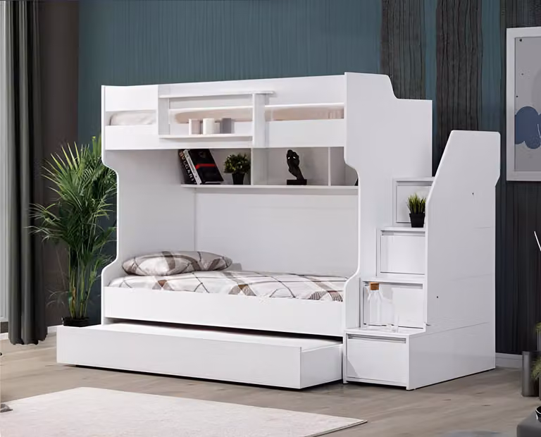 Letto a castello bianco con spazio per riporre libri e giocattoli