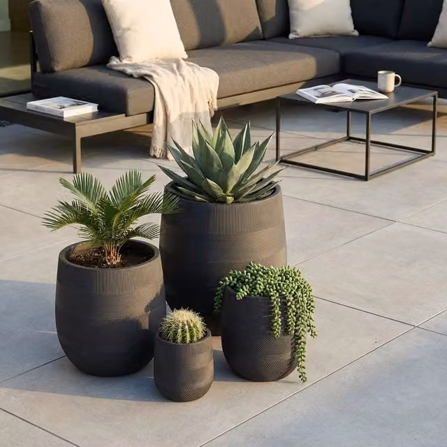 Set di 4 vasi quadrati in fibra di vetro BENJY, colore grigio antracite, L/P/H: 57 x 57 x 57 cm