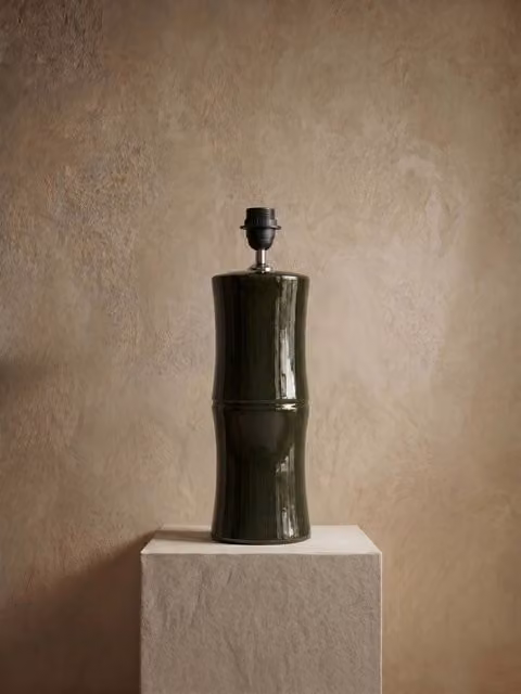 Base per lampada da tavolo in ceramica verde Kenay Home con design organico e moderno