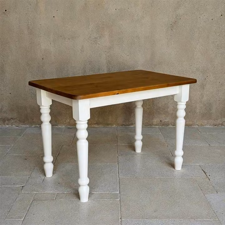 Tavolo da pranzo massiccio con piano in legno di colore noce, rifinito con trattamento a spazzola, oliato ecologicamente. Tavolo in legno in stile rustico, dimensioni 70 x 60 cm