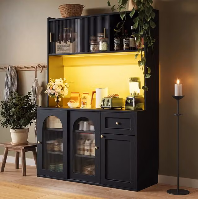 Credenza alta da cucina moderna nera con ante in vetro scorrevoli, illuminazione LED integrata e ripiani interni, L: 120 cm, P: 35 cm, H: 167 cm