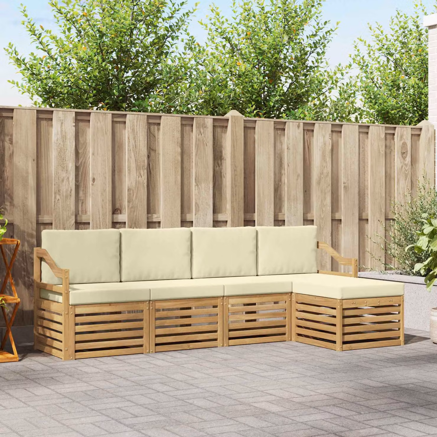 Set di divani da esterno vidaXL a forma di L composto da 5 pezzi in legno di acacia con cuscini bianchi e beige