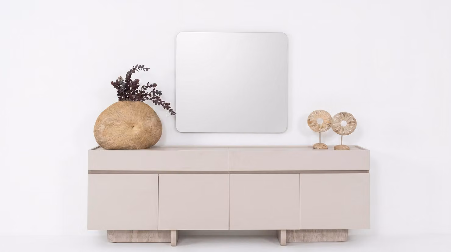 Comodino con specchio, design moderno, beige, minimalista. Mobile contenitore laterale