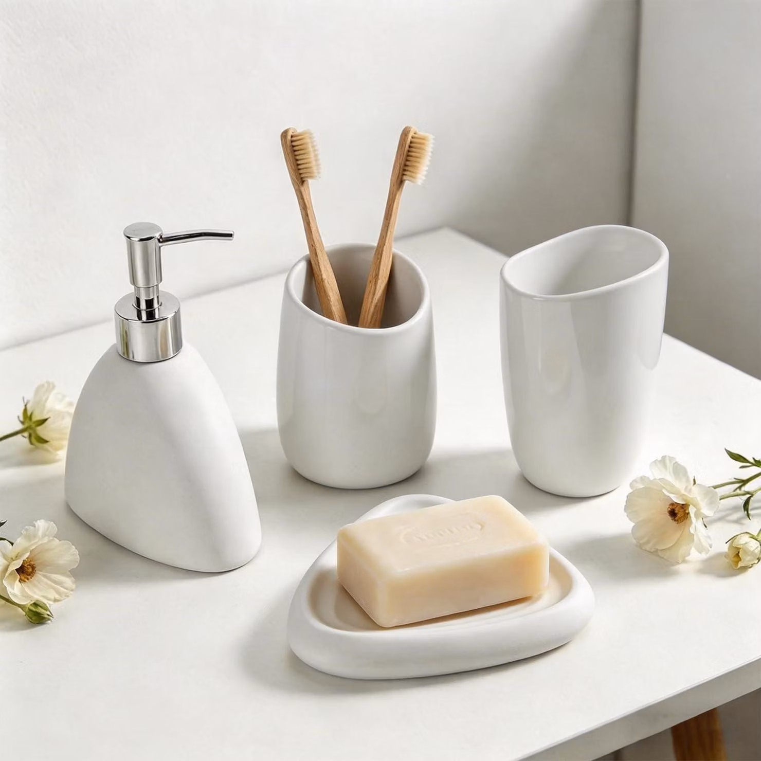 Set da bagno 4 pezzi, bianco, in resina: dispenser per sapone, portacuce, porta spazzolini, bicchiere per collutorio