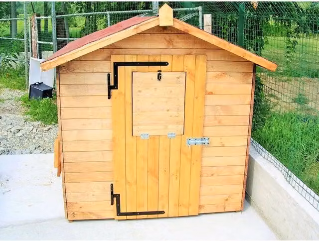Canile in legno Cabex Co Srl mod. C150 con pavimento rialzato e perline da 19mm, colore marrone, L: 150 cm, P: 160 cm, H: 155 cm