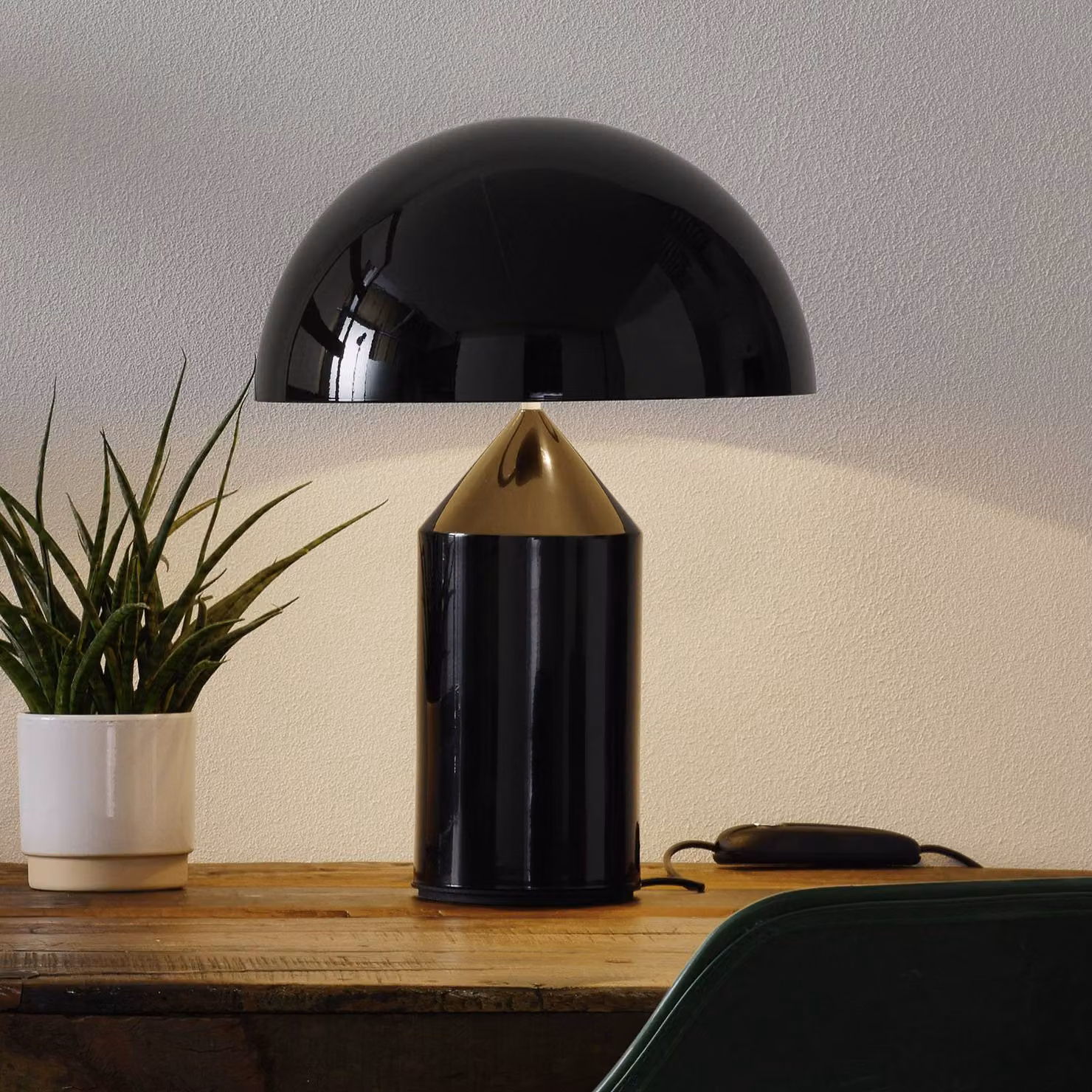 Oluce Lampada da tavolo di design Atollo, dimmerabile, Nero, Soggiorno / Sala da pranzo, Alluminio, Design, Lampada da tavolo